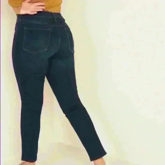 Old Navy Curvy Jeans - Picture 2 of 10